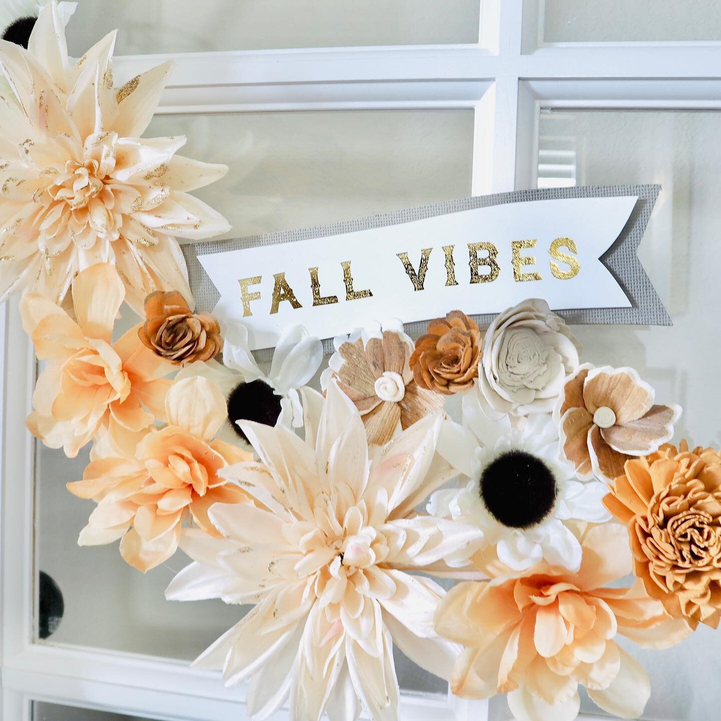 🍁 Hello Fall&hellip;well, 𝘢𝘭𝘮𝘰𝘴𝘵. I have some transition to Fall DIYs in my latest YouTube video. Beautiful, elegant ideas to decorate your home and bring out your creative side. #linkinbio⁣
⁣⁣⁣⁣⁣⁣⁣⁣⁣⁣⁣⁣⁣⁣
⤴️ 𝐈 𝐝𝐨 𝐜𝐫𝐚𝐟𝐭𝐬 𝐚𝐧𝐝 𝐡𝐨𝐦