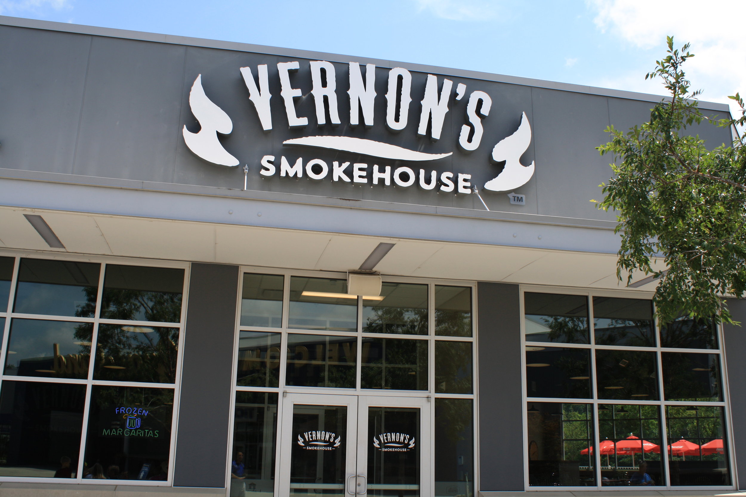 Graceland_Vernon's-Smokehouse_LSIGraphics_Memphis-TN-1 ..