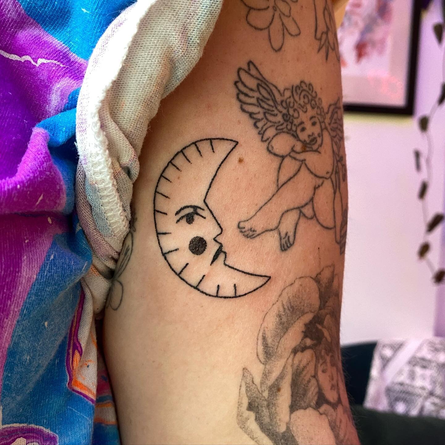 First full day tattooing since March 2020 💕 Finally posting about the flash day I got to spend at @moonrise.tattoo! Is it a flash day if you schedule ahead and know more or less what all your clients are getting? MAYBE, MAYBE NOT. It doesn&rsquo;t m