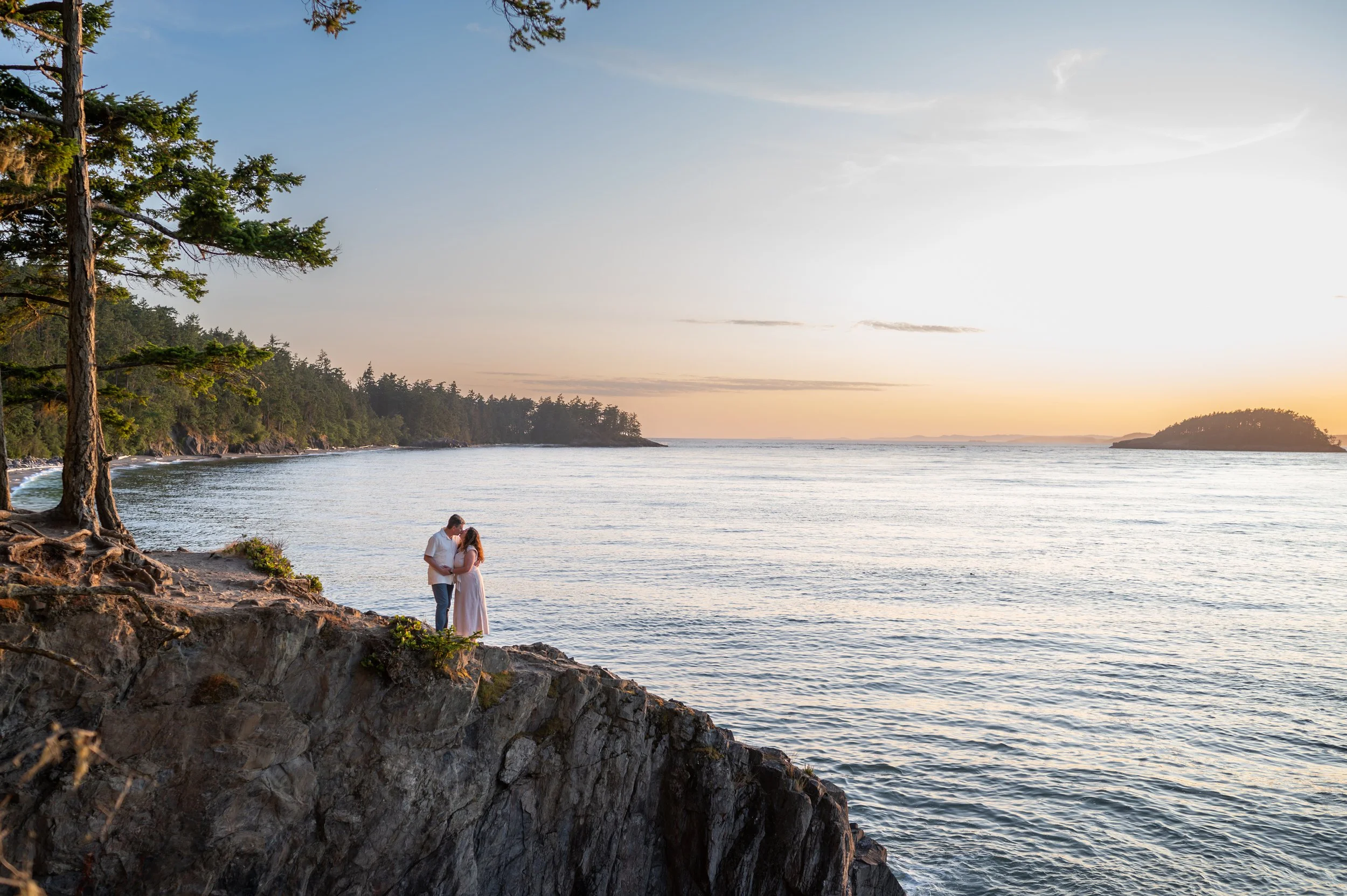 deception pass at golden hour family photoshoot overlooking the ocean