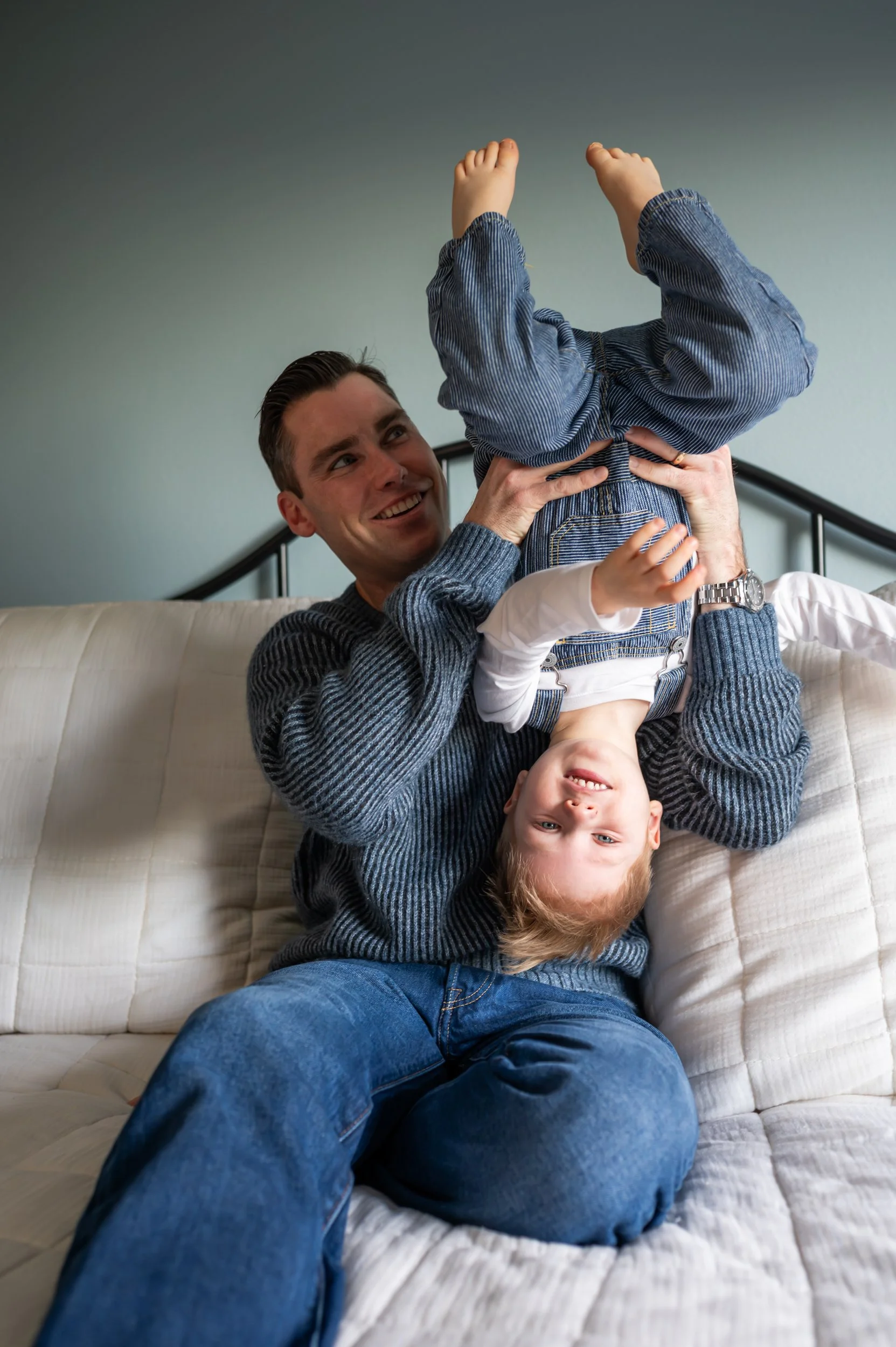 newborn family session at home, dad playing with older siblings