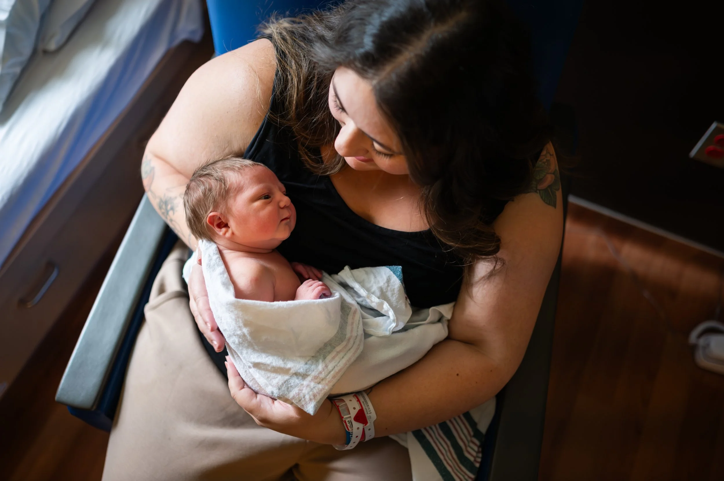 Fresh48 photo session of newborn baby and mom in the hospital