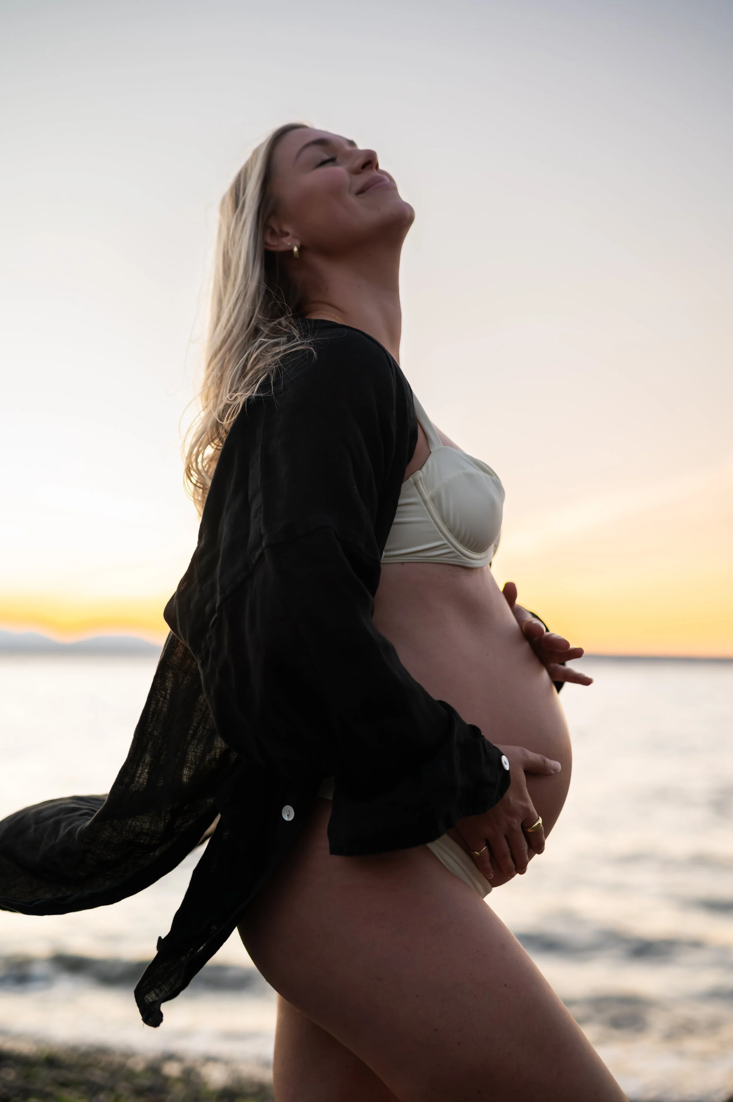 stunning maternity session at sunset