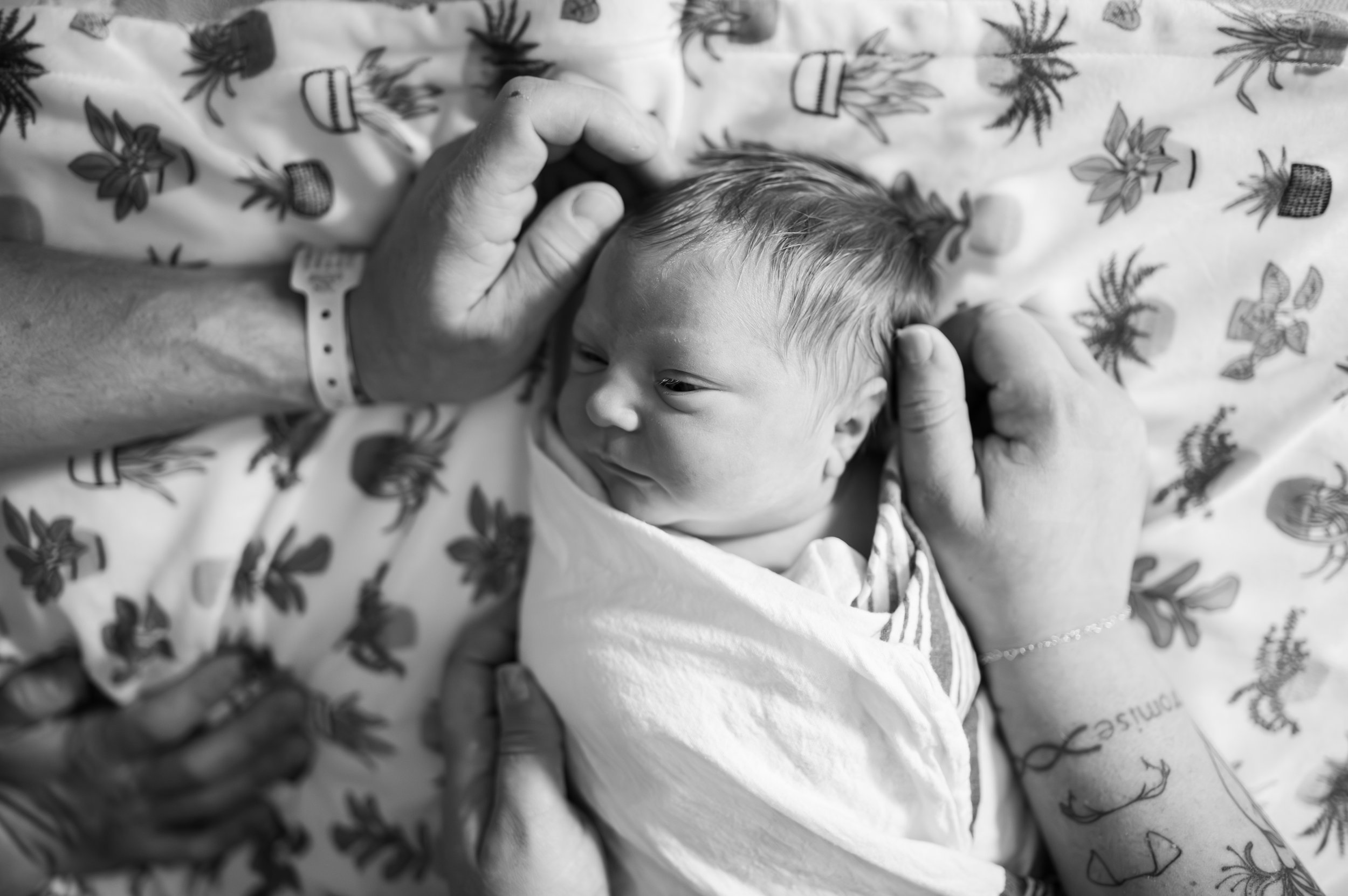 Fresh48 photo session of newborn baby and mom in the hospital