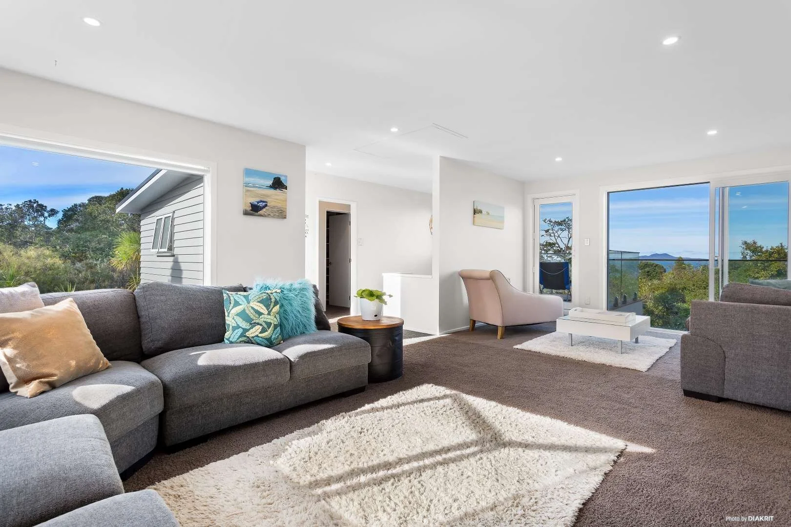 House-for-sale-by-Bob-Voss-Real-Estate-agent-Browns-Bay-Barfoot-&-Thompson-living.jpg