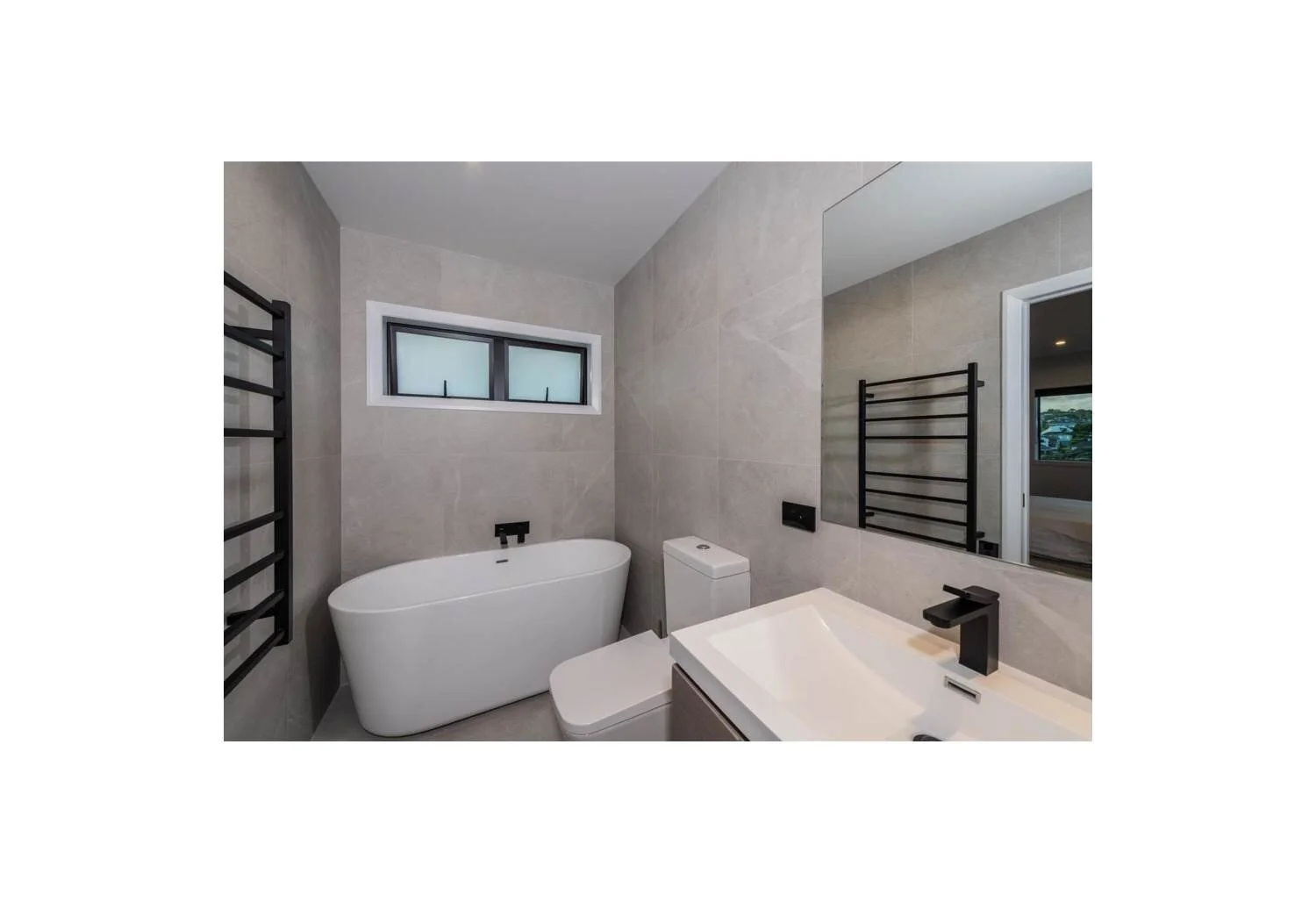 House-for-sale-by-Bob-Voss-at-Barfoot-&-Thompson-Browns-Bay-Auckland-bathroom-3.jpg