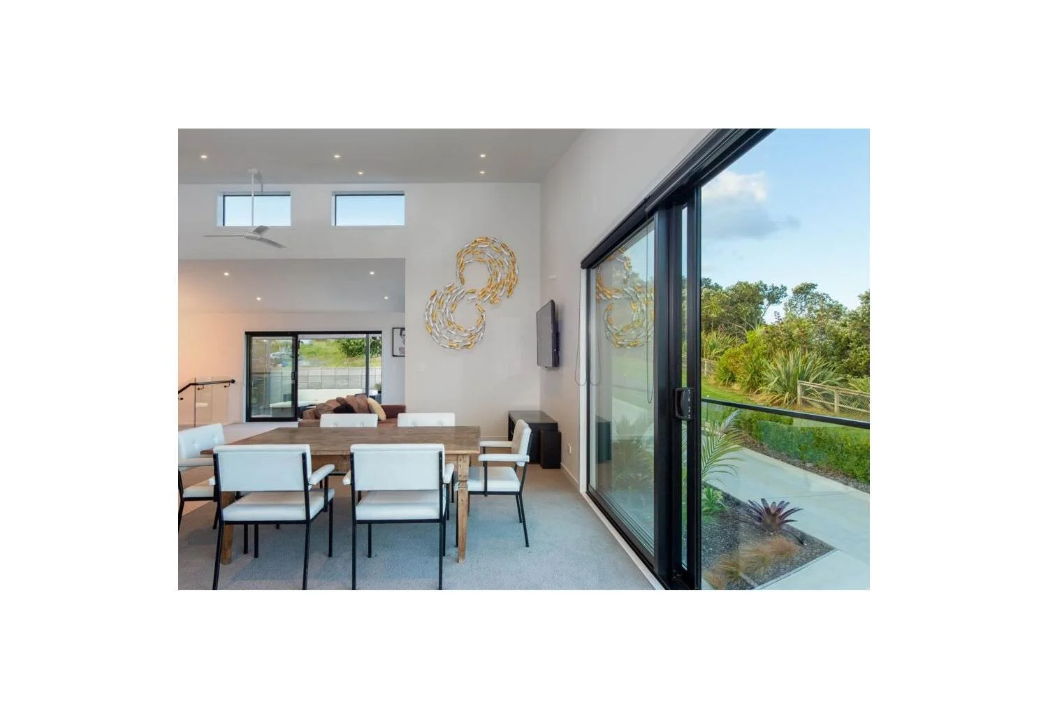 House-for-sale-by-Bob-Voss-at-Barfoot-&-Thompson-Browns-Bay-Auckland-dining.jpg