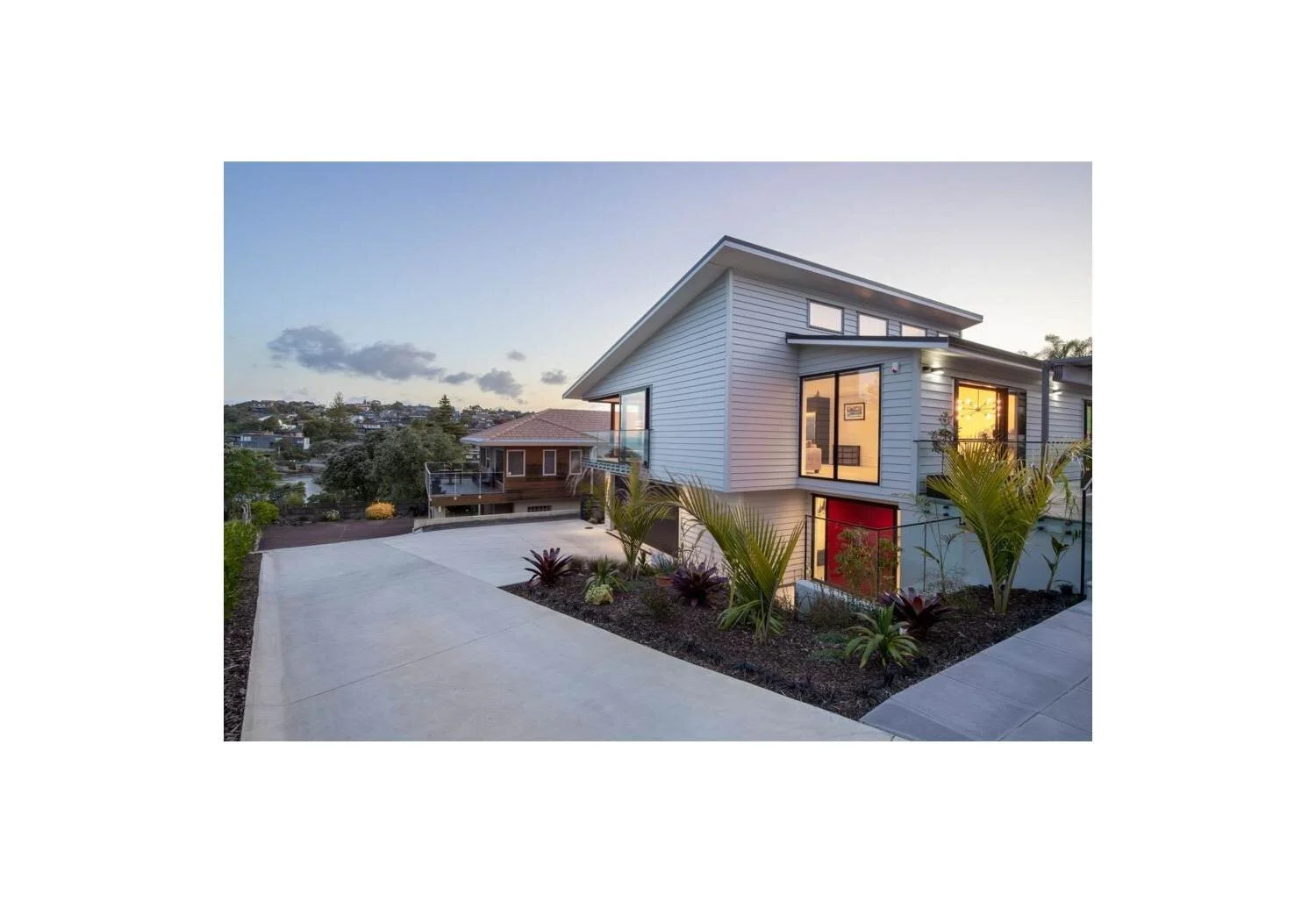 House-for-sale-by-Bob-Voss-at-Barfoot-&-Thompson-Browns-Bay-Auckland-front-2.jpg
