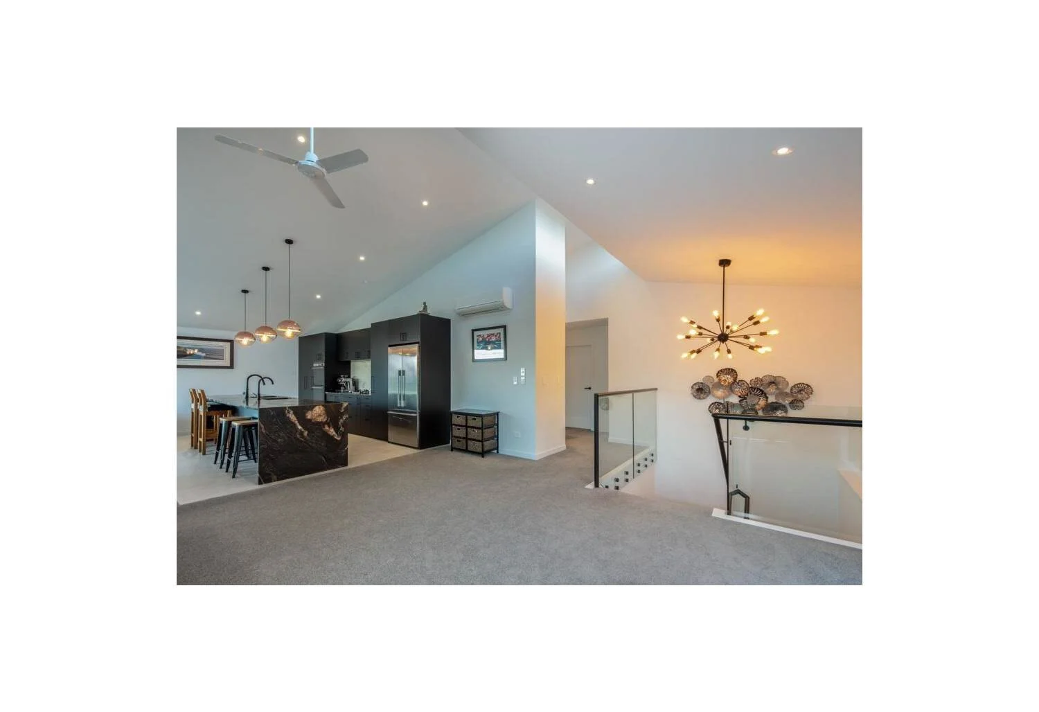 House-for-sale-by-Bob-Voss-at-Barfoot-&-Thompson-Browns-Bay-Auckland-landing.jpg