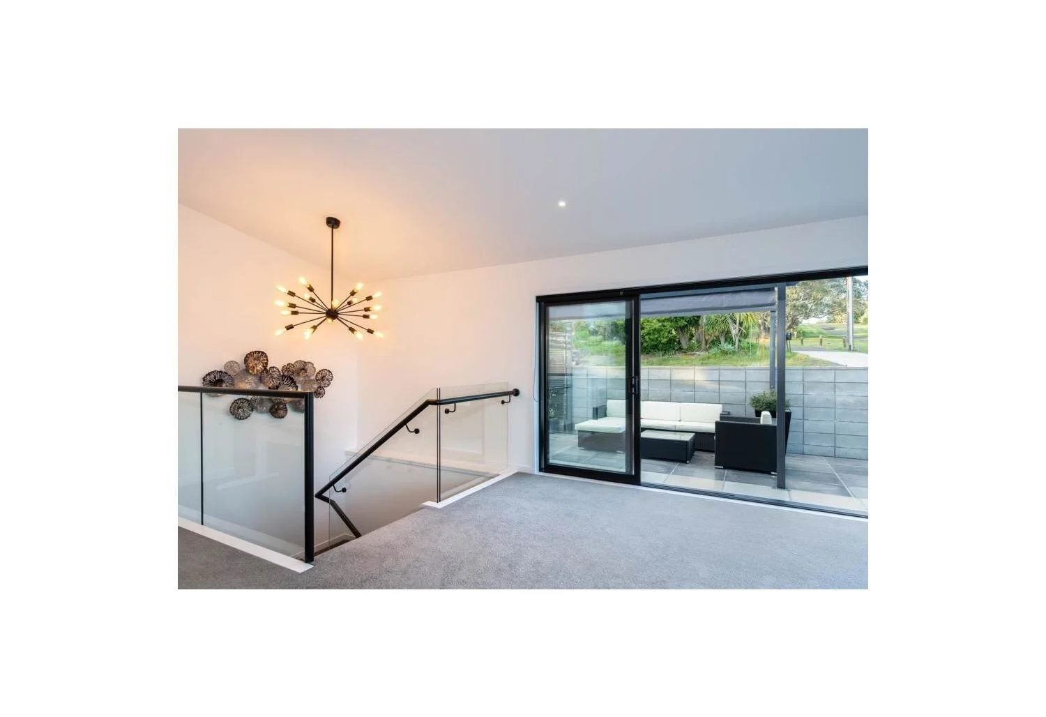 House-for-sale-by-Bob-Voss-at-Barfoot-&-Thompson-Browns-Bay-Auckland-landing-2.jpg