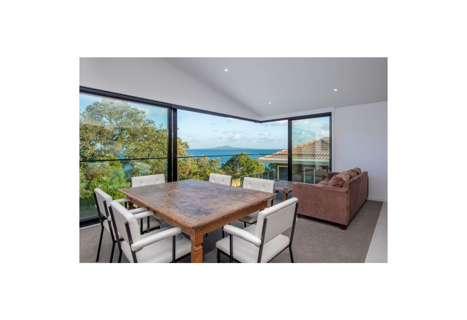 House-for-sale-by-Bob-Voss-at-Barfoot-&-Thompson-Browns-Bay-Auckland-sea-view-2.jpg