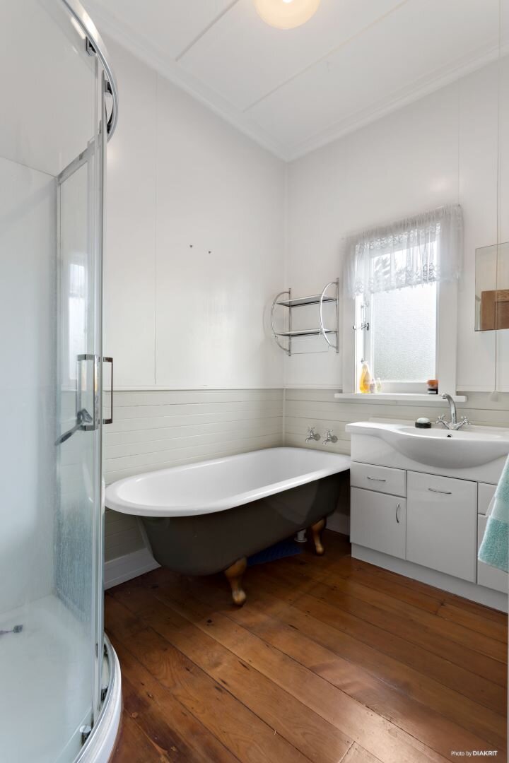 67-Aramoana-House-for-sale-by-Bob-Voss-bathroom.jpg