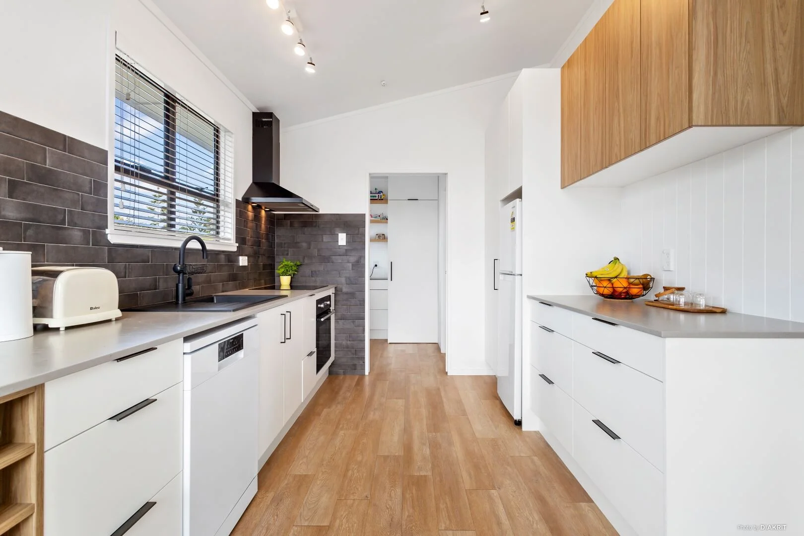 For-Sale-by-Bob-Voss-kitchen-2.jpg