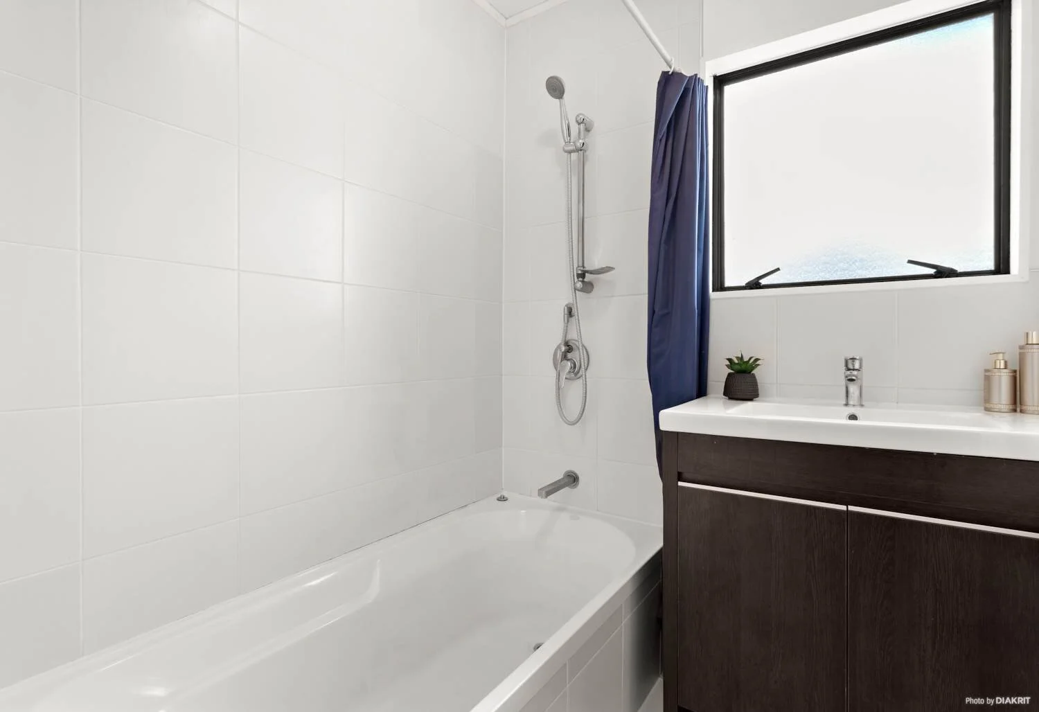 Sunset-Road-2-148-For-Sale-by-Bob-Voss-bathroom-1.jpg
