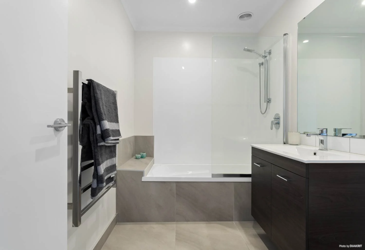 8.For-sale-by-Bob-Voss-bathroom.jpg