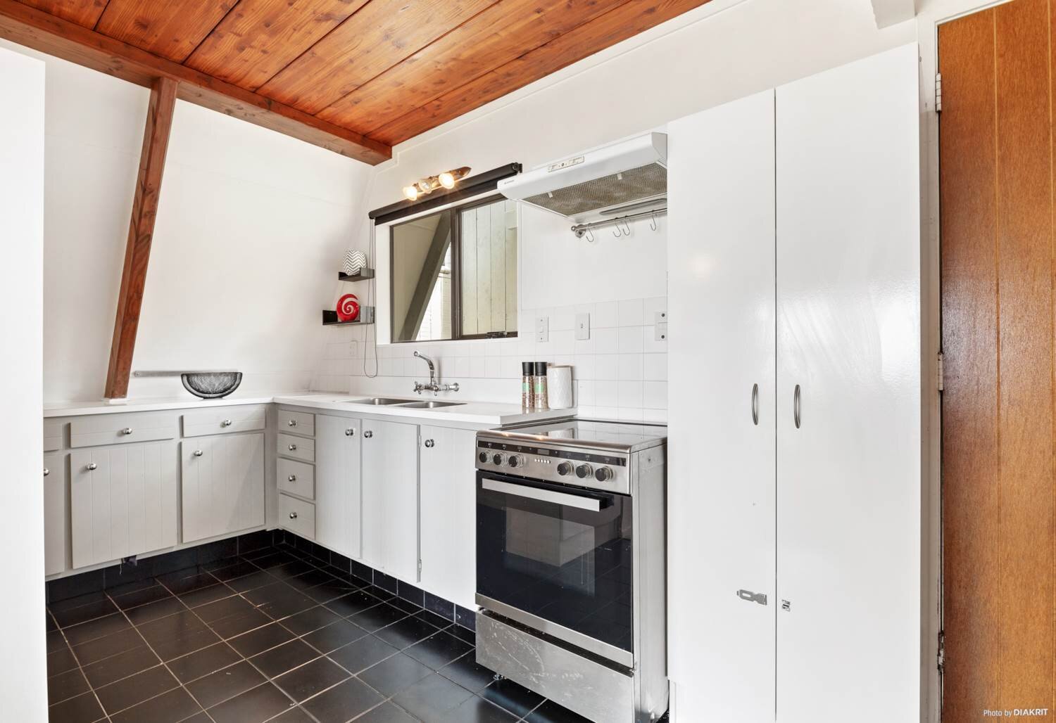5.For-sale-by-Becky-Zhu-kitchen.jpg
