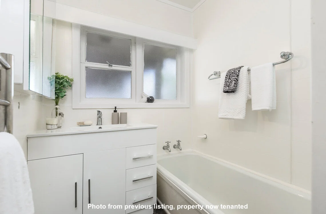 For-sale-by-Bob-Voss-bathroom.jpg