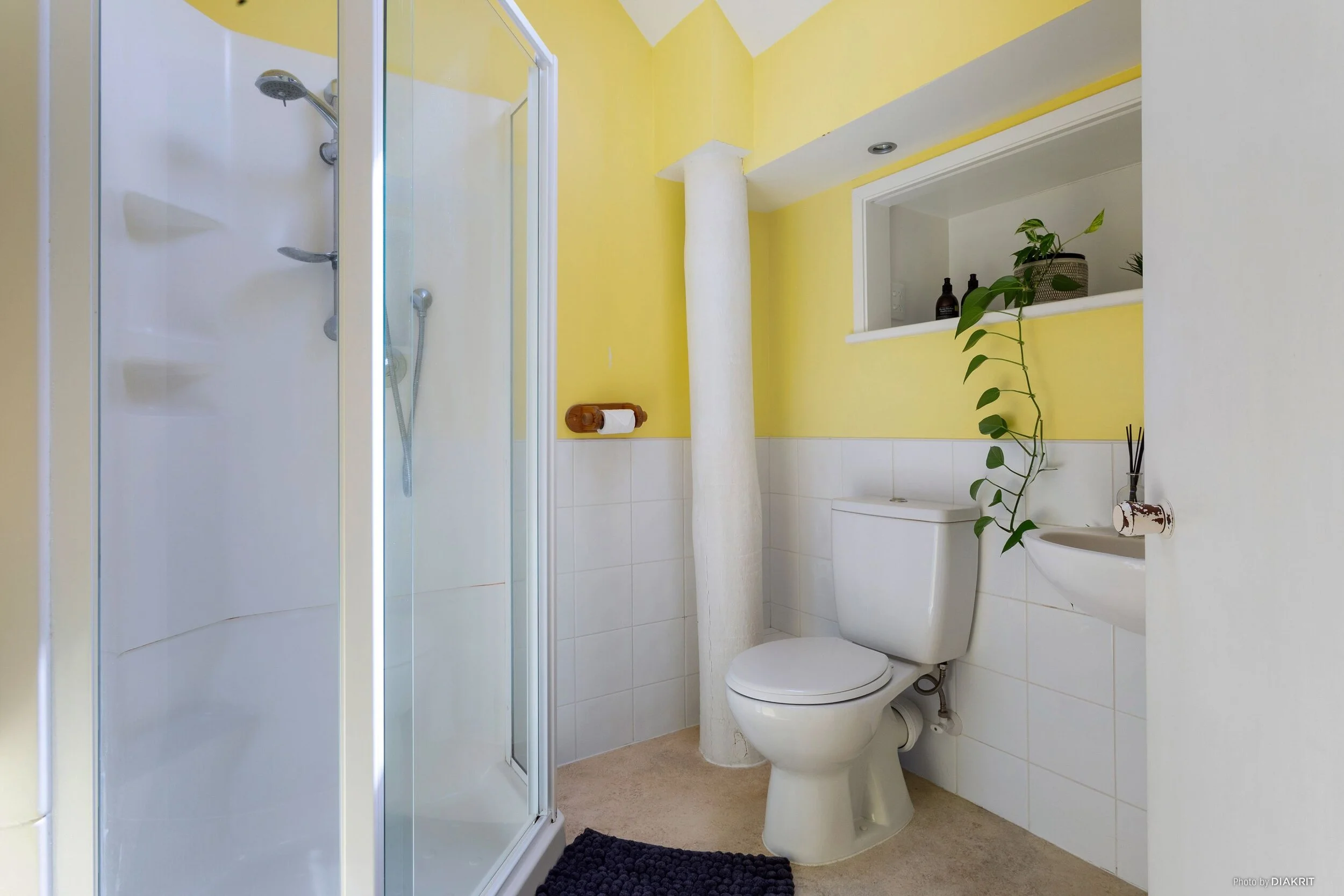 For-Sale-by-Bob-Voss-bathroom.jpg