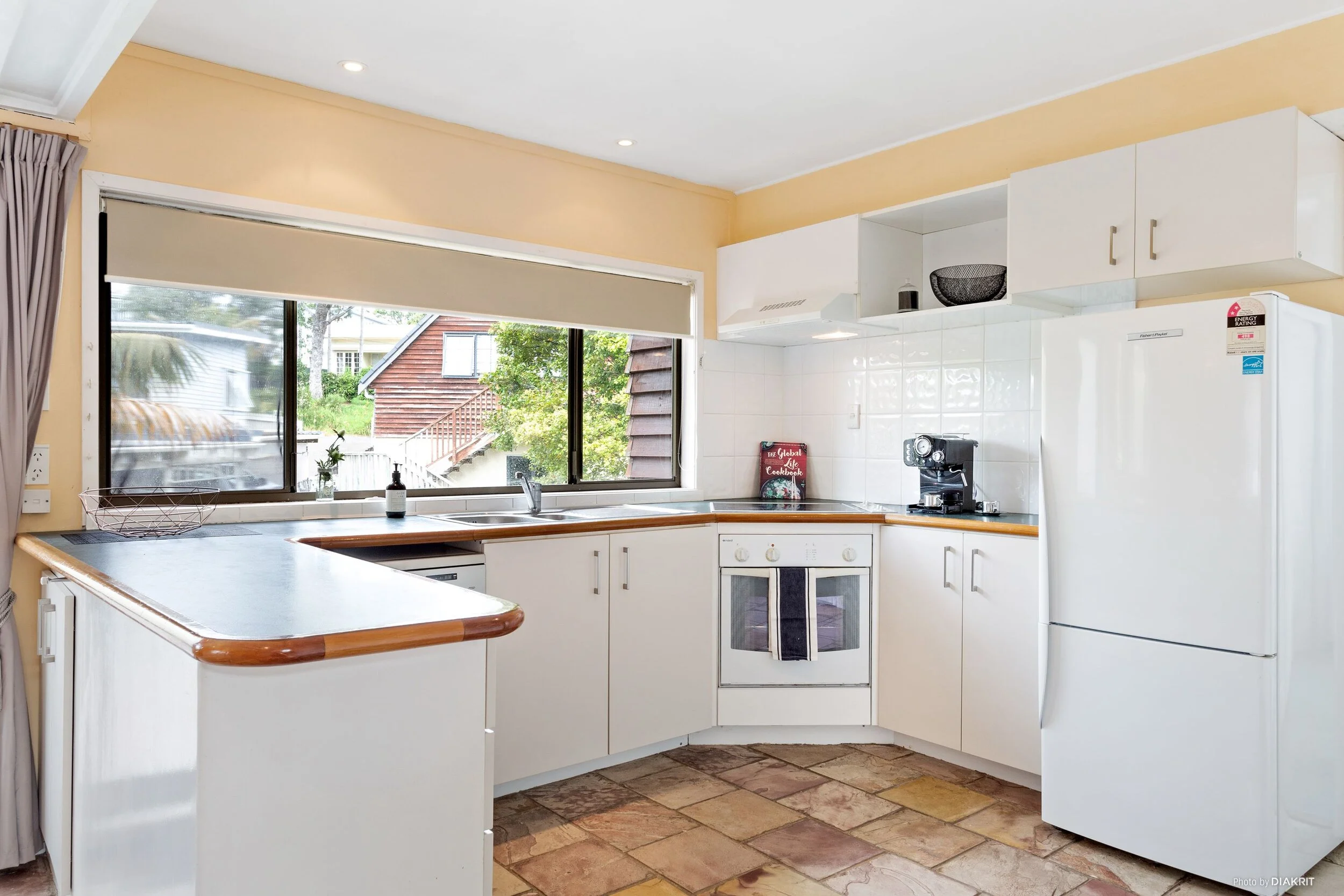 For-Sale-by-Bob-Voss-kitchen.jpg