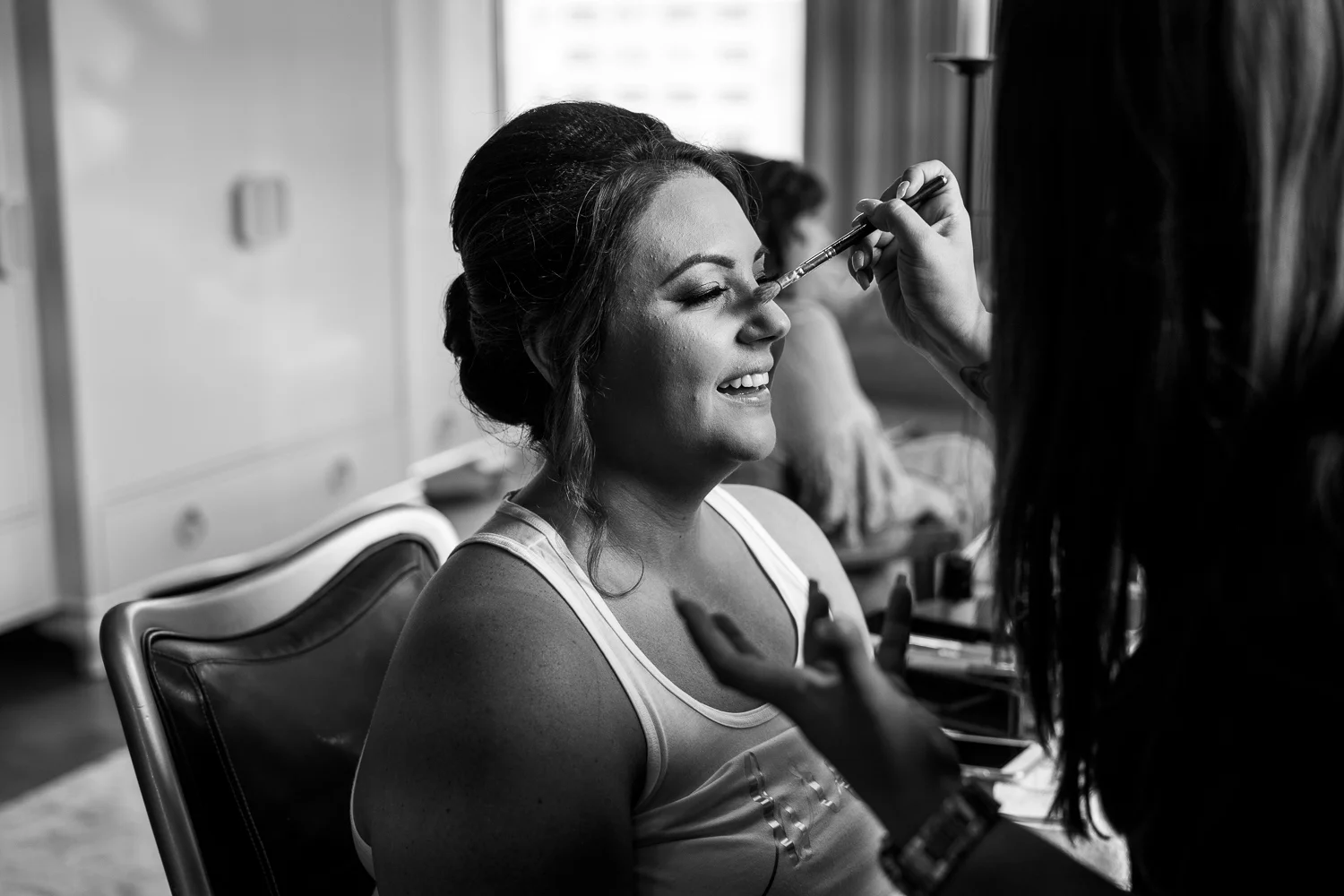 Philly bride preps with makeup at the Kimpton