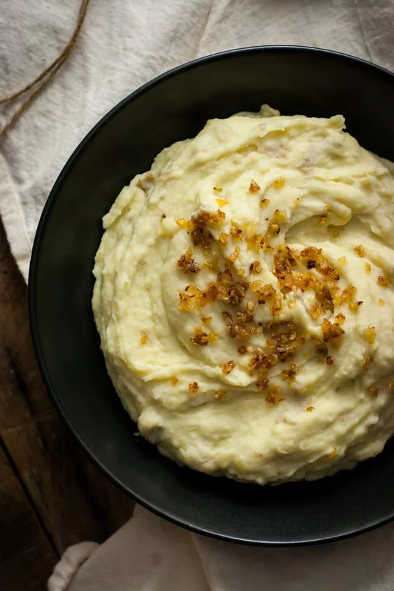 These vegan mashed potatoes are made with cashew cream for the ultimate creamy texture. With roasted garlic and crispy shallots, these can’t be beat!