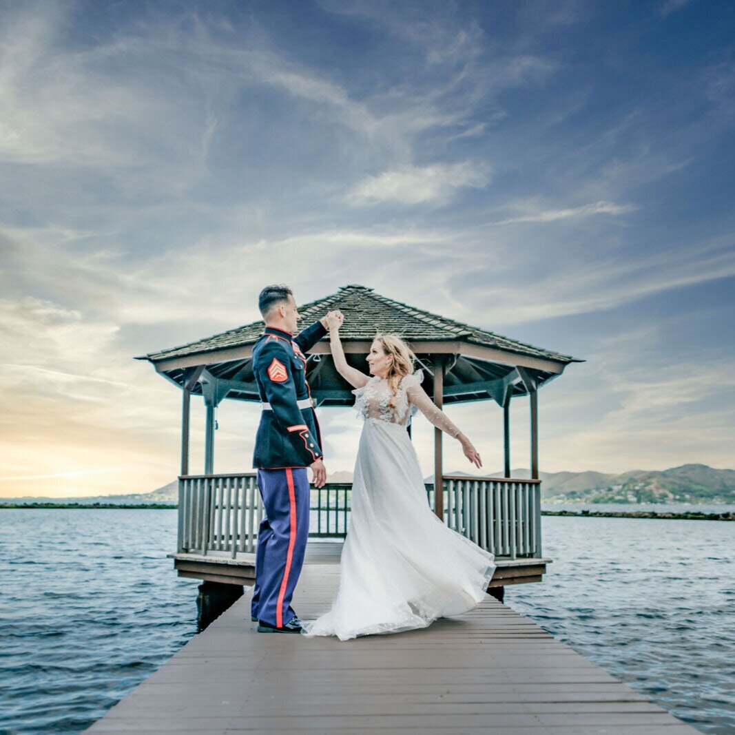 2+Hawaiian+Wedding+photographers+Top+Beach+on+Oahu+Hawaii+HNL+Studios.jpg
