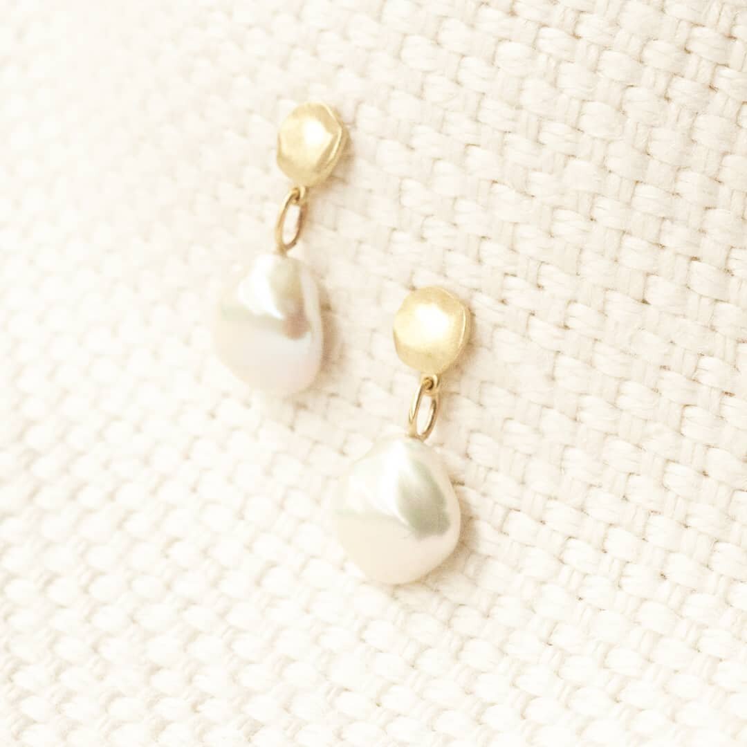 Custom beauty // Gold and pearl handcrafted organic disc drop earrings in satin finish.

A detail only noticed by it's owner, these delightful drop earrings were specifically designed to have each pearl sitting under the ear lobe, creating wonderful 