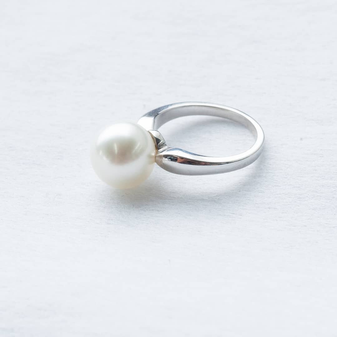 The tapering soft edges of this solitaire design compliments the soft grey hues of this lustrous south sea pearl.

Pictured is a large south sea pearl mounted in white gold for one classy lady @ivadug

#meaningfuljewelry #pearllove #pearlring