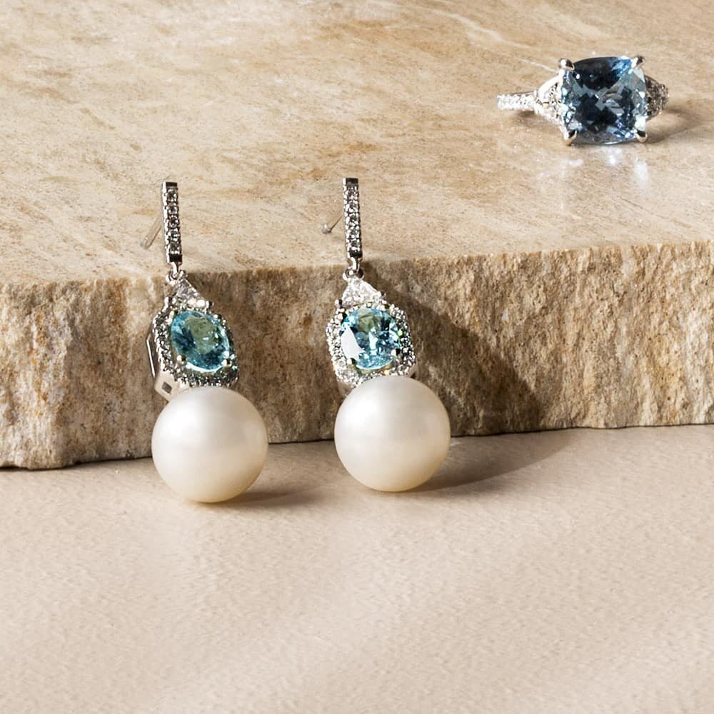 Pearls are one of the world's wonders and why we love them. How are these rare gems formed? We answer this question in our latest Jewellery Diary, click on the link in our bio to discover how.

Pictured: Perfectly matched large cultured South Sea Pea