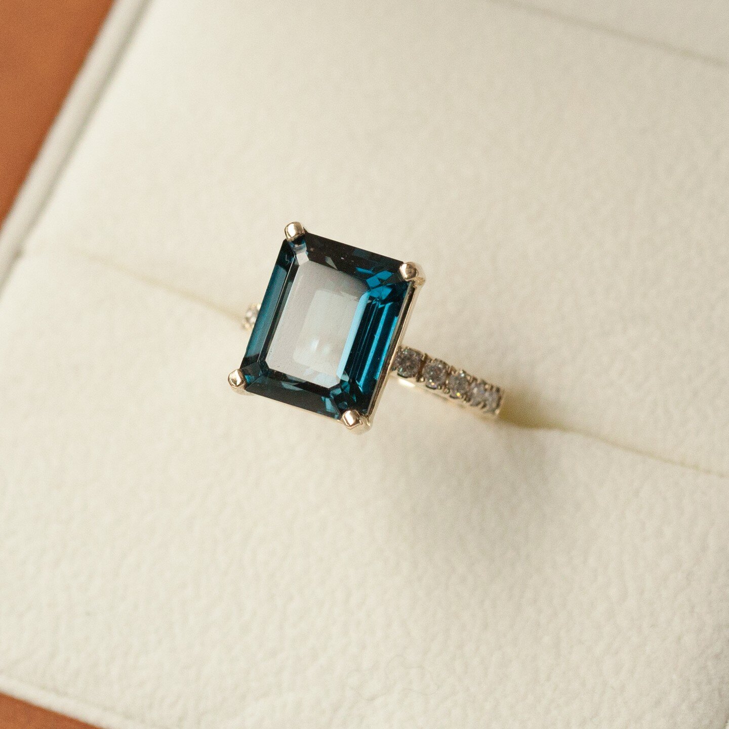 Dreaming of that European Mediterranean sea blue!

Striking deep blue-black hues with flashes of electric blue. This carefully picked London blue Topaz along side diamonds set in yellow gold makes a signature piece to brighten any occasion. 

#lovego