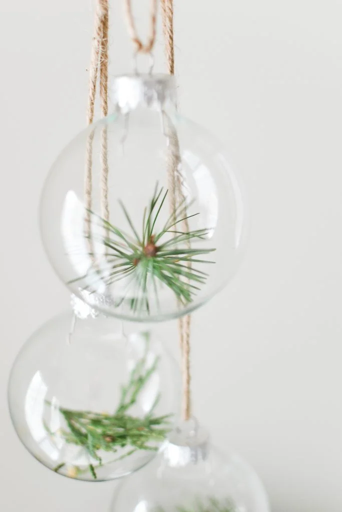 Minimalist Christmas Decor Using Extra Greenery - Noodoso