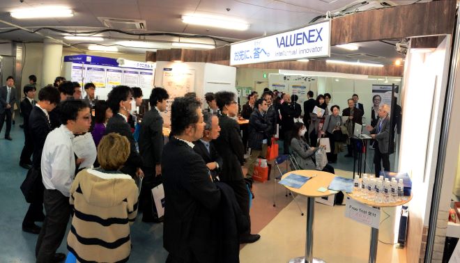 ブースの外まで賑わう、最終日のショートプレゼン(※お客様の顔にモザイクを入れています)