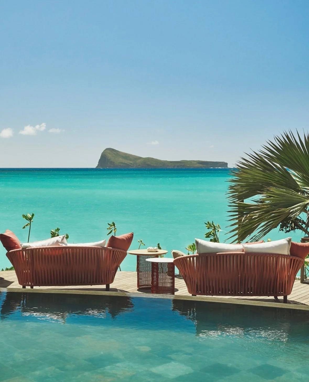 Paradise Cove, Mauritius 👩&zwj;❤️&zwj;👨🌎🐚🌴🌊✨

Solen glimter som krystaller i havoverfladen, sandet er bl&oslash;dere end bl&oslash;dt, palmebladene svajer med den behagelige brise og et par fugle synger morgensang i baggrunden 🎶

Niv bare jer 