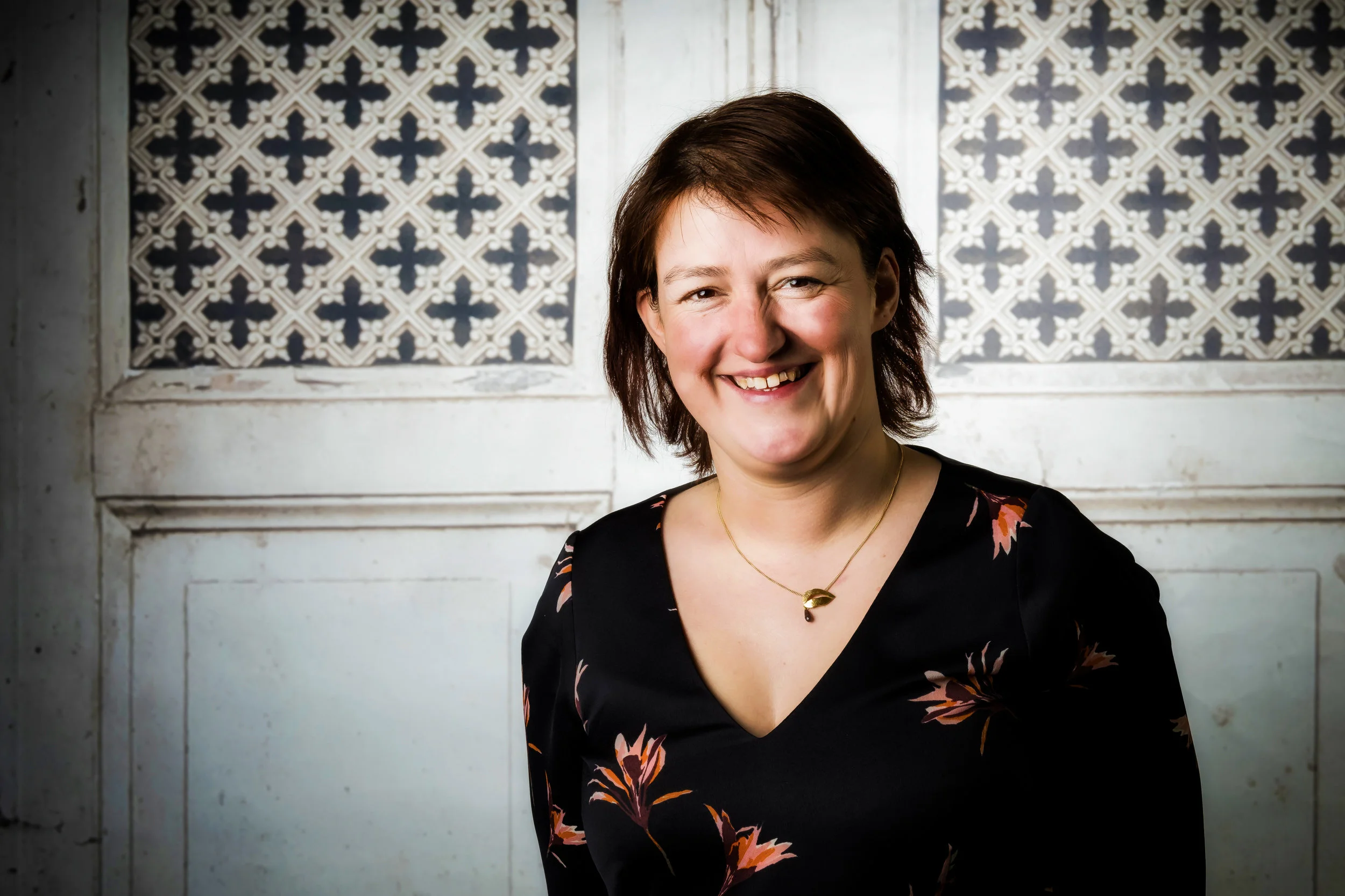 Dr. Maaike Van Overloop De keuze om huisarts te worden was een natuurlijk aanvoelen… Ik hou van mensen. Van hoe ze elke dag opnieuw proberen iets van ieder moment te maken. Dat gevoel van ‘wel zijn’ ondersteund wordt door gezond zijn, is vanzelfsprekend tot wanneer het misloopt. Dat is het moment waarop ik dicht bij de mensen wil zorgen om het welzijn zo comfortabel mogelijk te maken. Voor de persoon die mijn zorg wil, maar ook voor iedereen die erbij betrokken is.