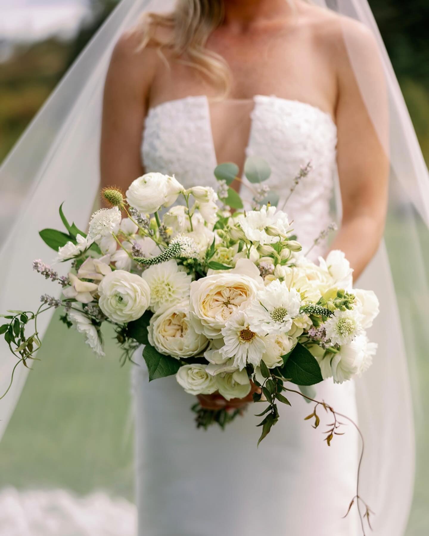 Spacious, elegant and filled with natural light, our getting ready space is a perfect backdrop for those precious pre-ceremony moments. Capture beautiful photos, relax with your wedding party and start your special day in style! 

📸: @laviephoto 

#