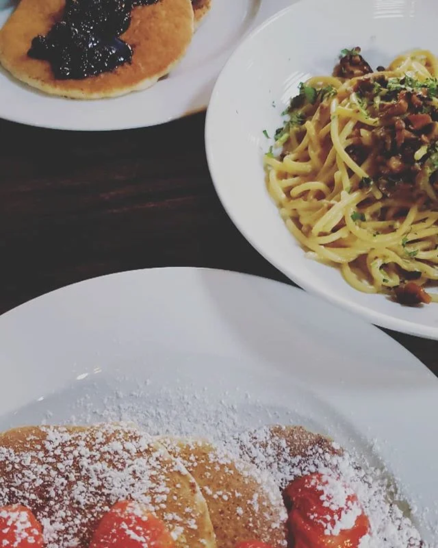 #sundaybrunch is never a bad idea! We're spending the last #Sunday of #2018 at @puravita_la for their weekend #brunch. We enjoyed the ricotta and #nutella pancakes, carbonara, meatballs and baked ricotta. All #vegan and all super yummy!

We're lookin