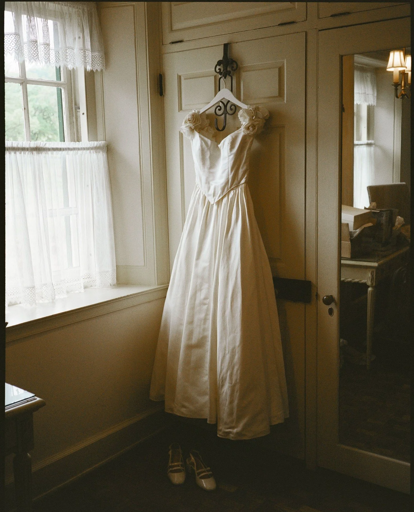 an ode to wedding dresses 🤍 I find myself in awe of many things at weddings, but time and time again I come back to my love and fascination with the incredible fashion. I am a sucker for wedding dresses, in all their glorious shapes, styles, and fab