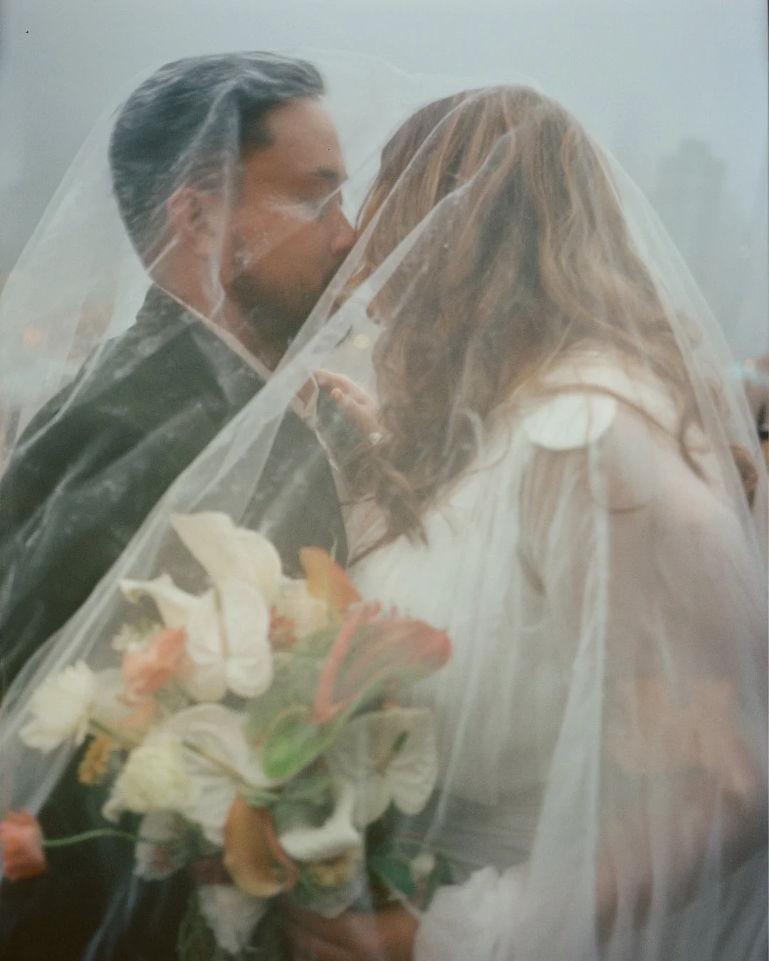 any weather is good wedding weather if you&rsquo;re fully embracing it 🤍☔️ I adore these photos from Larisa + Joey&rsquo;s elopement in Brooklyn - and the rain truly enhanced that magical glowy romantic feeling.