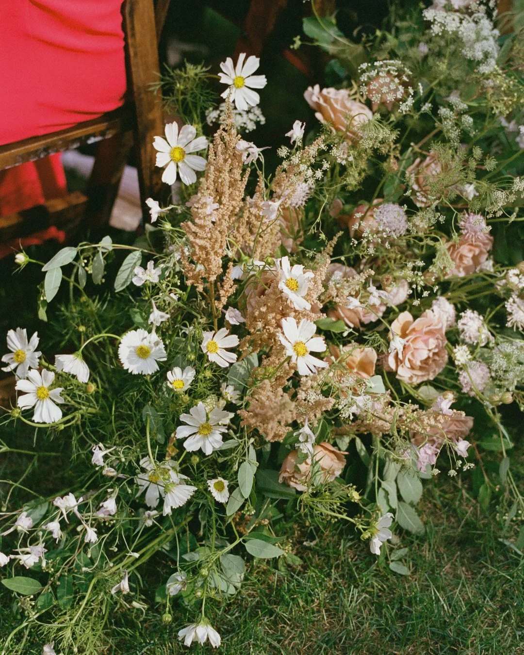 highlighting these dreamy florals from emily + ben's summer wedding last year - mostly because I'll take any excuse to look at flowers, and these incredible arrangements by @threenotchflorals truly took my breath away. they perfectly blended the feel