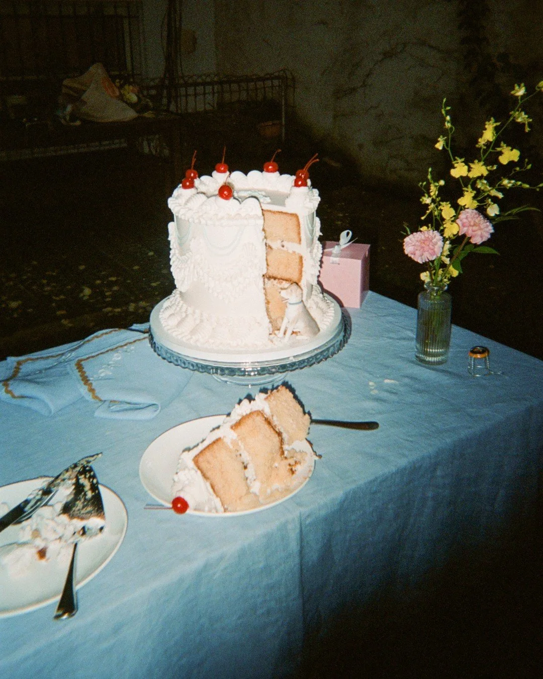 🍒 I will always be deeply obsessed with photographing desserts, thanks to just who I am as a person and my insane sweet tooth. seeing each couple put their own personality into their dessert choices is so fun, and truly just the sweetest cherry on t
