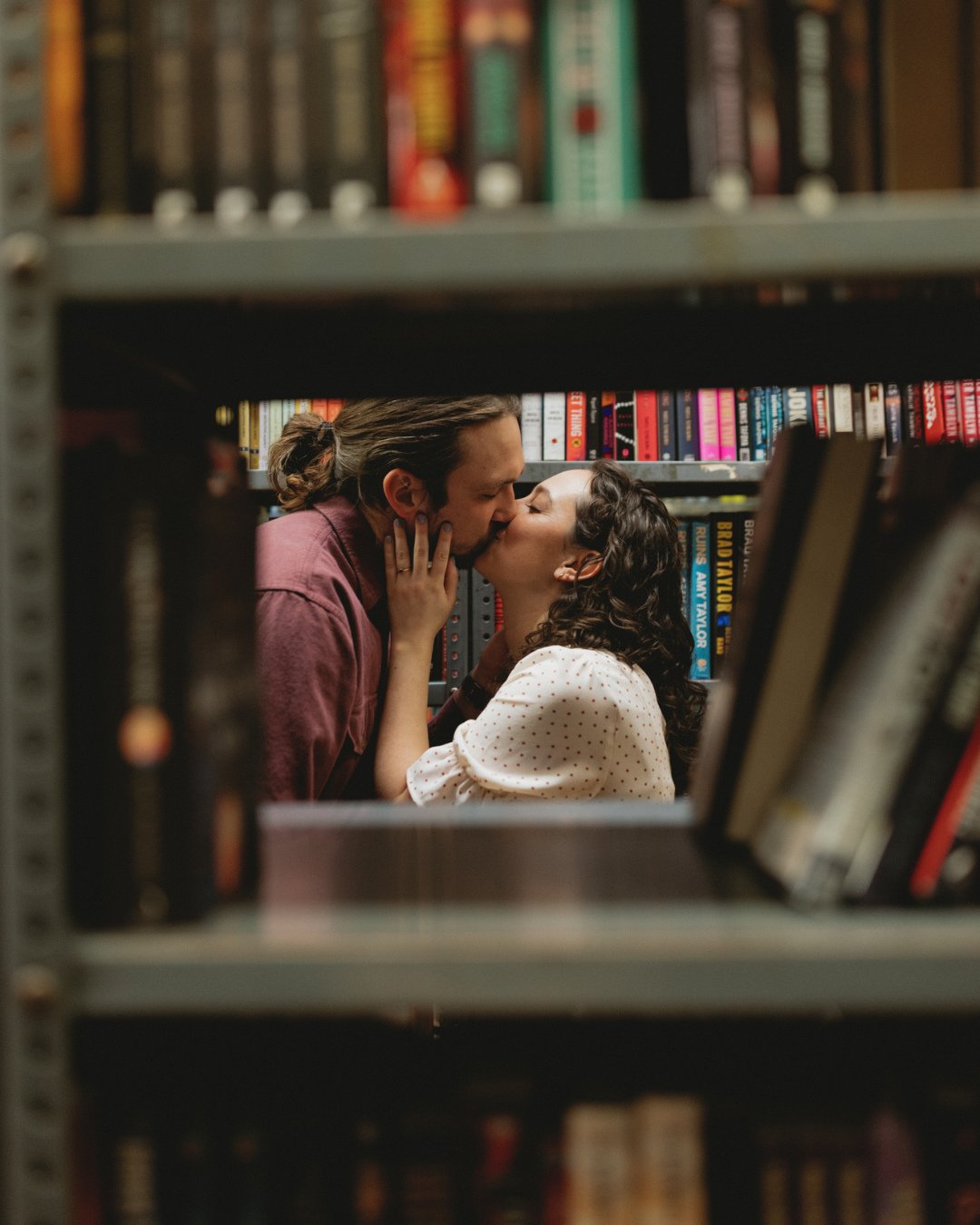 love tucked within the stacks 📚 my faaaavorite photo sessions are ones ripe with personal meaning. not only does it break the ice more easily, but it makes things feel more authentic and real. I had the absolute best time meandering through the stra