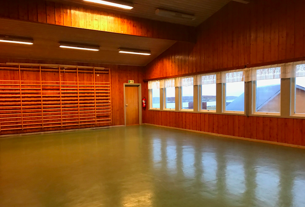 Salen er lysfyllt og er på romslige 80 kvm. Det er høyt under taket. Bord og stoler for til sammen 100 personer.