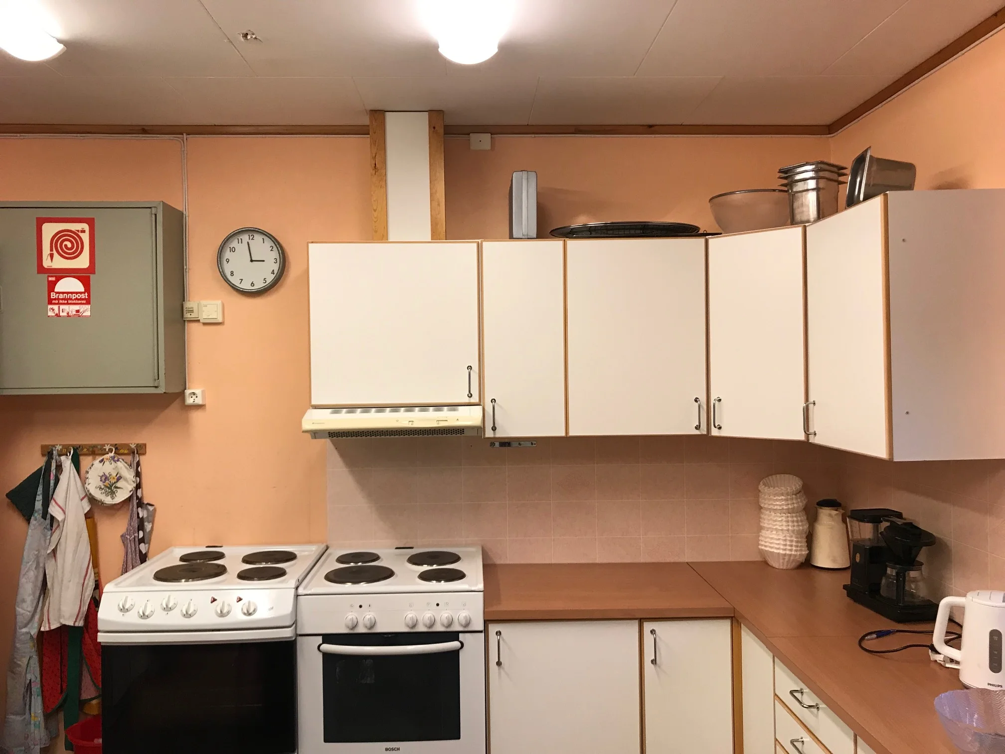 Stort arbeidskjøkken tilknyttet storsalen. (Se over) To komfyrer, store arbeidsbenker. steamer for oppvask på 80 sekunder pr. omgang, to store kjøleskap samt service.