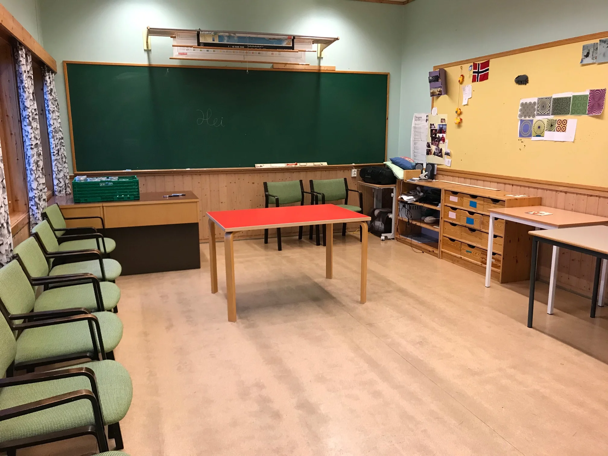 Det store klasserommet er på 40 kvm.
