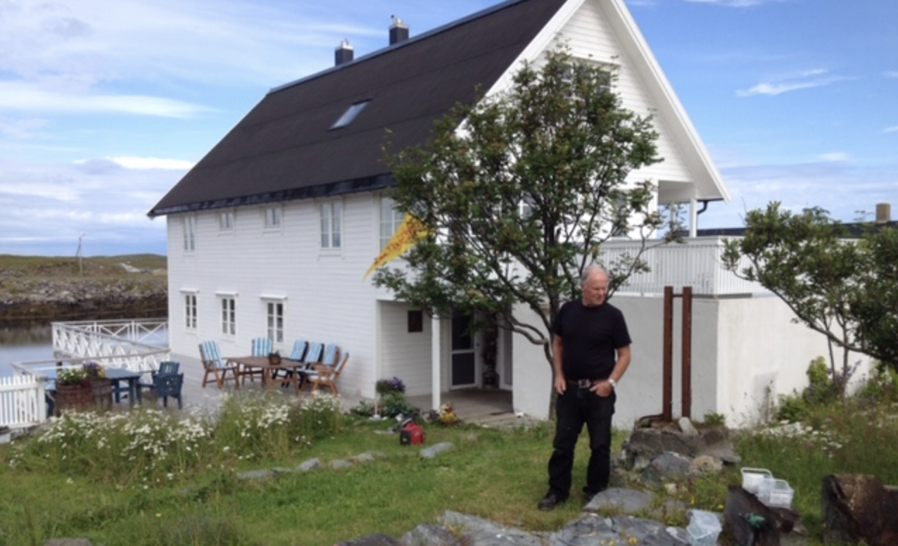 I 2. etasje av Storhurra´n finner du en stor og trivelig leilighet som kan huse inntil sju personer.