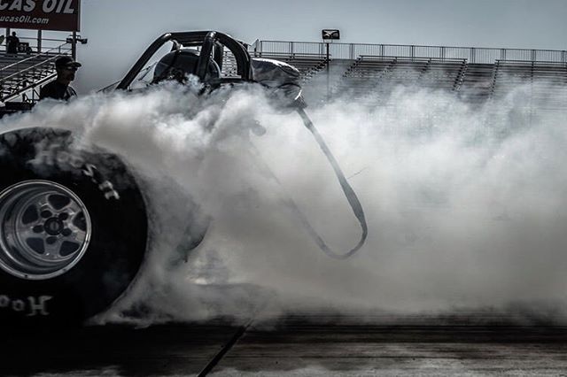 Now that&rsquo;s SMOKIN&rsquo;
Dave Lawson in the @lawsonracinginc NEI front engine dragster. 
Location: @wildhorsepassmotorsportspark 
Photo by @kimtreks .
.
.
#dragrace #lawsonracinginc #dragster #burnout #hotrod