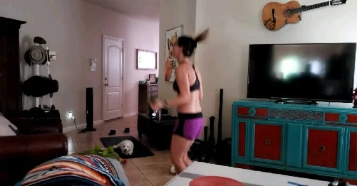 Getting my Saturday training session in. @sir_winston_cruz makes a great weight for chest presses!🤗😆🐶