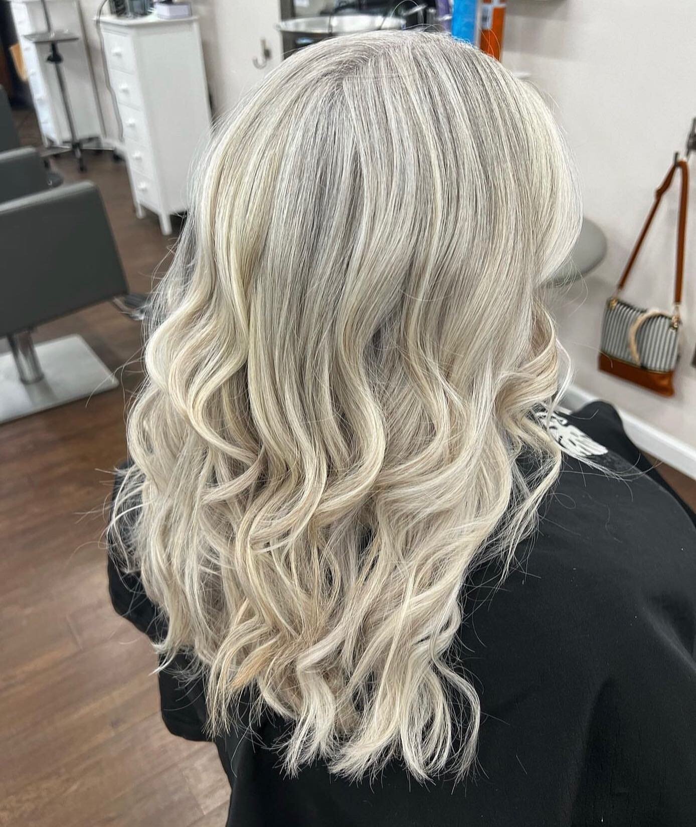 ✨ Natural Blend ✨
Looking for a natural grow out? @a.mane.duh loves blending greys for a look you'll love!
⠀⠀⠀⠀⠀⠀⠀⠀⠀
Ready for color? Book an appointment with Amanda on our website at www.hairandco.salon
.
.
.
#pensacola #downtownpensacola #pensacola