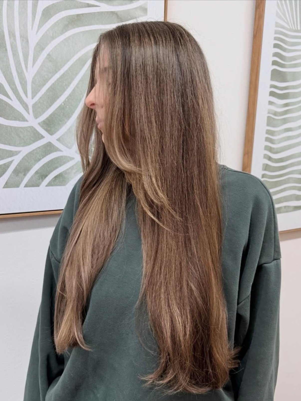 Soft dimension 🤎 Lived-in Brunette

Need a fresh color? Book a color service with our talented team! Visit our website www.hairandco.salon to see our available appointments.
.
.
.
#pensacola #pensacolahair #pensacolahairstylist #pensacolahairsalon #