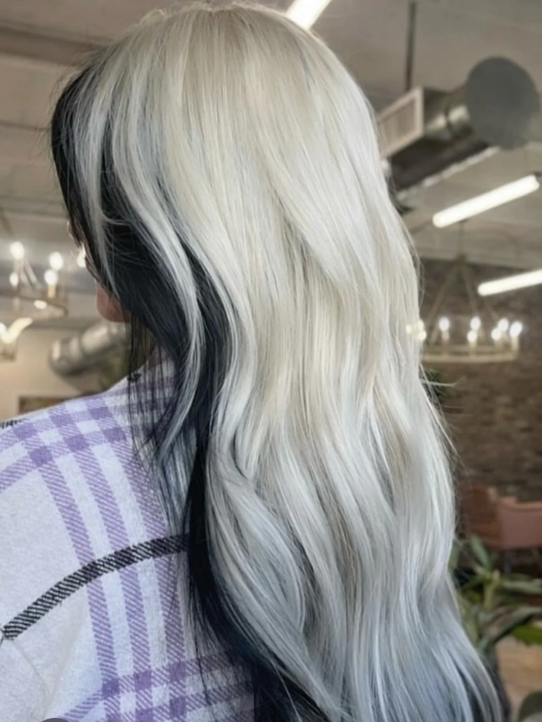 🌓Ultimate Contrast

Blackout roots + icy platinum ribbons = the ultimate contrast combo

Looking for bold, expensive-looking hair without losing softness and dimension? We know a few experts 😉

Book with with our pro hairstylists at www.hairandco.s
